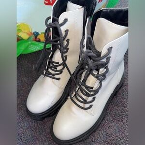 Stylish White Lace-Up Women's Boots